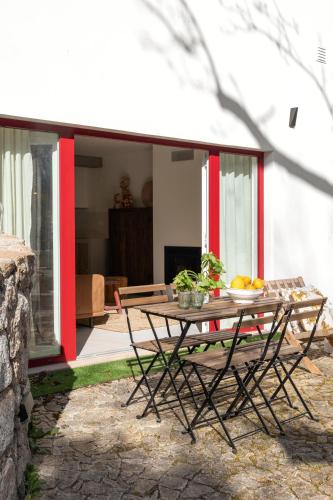 a table and chairs in front of a house at Casa da Piedade in Marvão