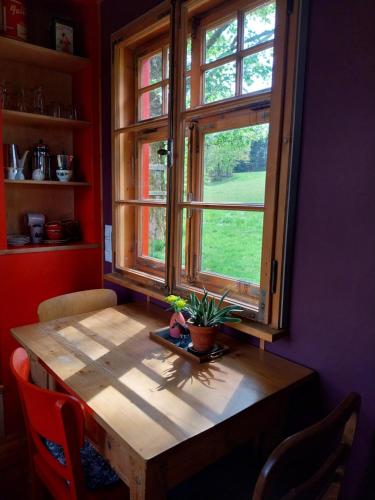 una mesa de madera en una habitación con ventana en Benno der Wagen - kreativ gestaltetes Tiny House AM WALDRAND Nahezu Alleinlage Rennsteig Grünes Band NATUR PUR Hund willkommen, en Tettau