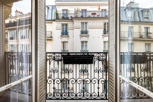 un balcon avec vue sur un immeuble dans l'établissement GuestReady - Charming stay in Chinatown, à Paris