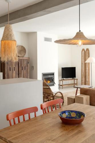 a dining room and living room with a table and chairs at Casa da Piedade in Marvão
