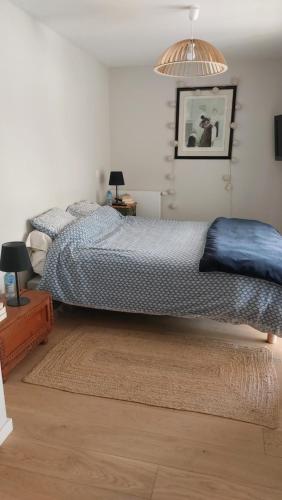 En eller flere senge i et værelse på La Soldanelle vue lac et montagnes