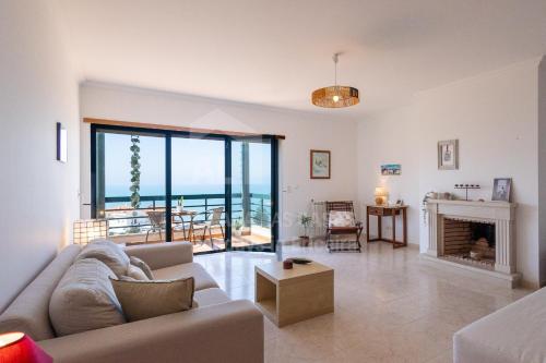 Χώρος καθιστικού στο Sonho Azul Apartment by ACasaDasCasas