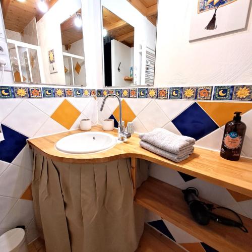 a bathroom with a sink and a mirror at Les pieds en éventail in Lignairolles