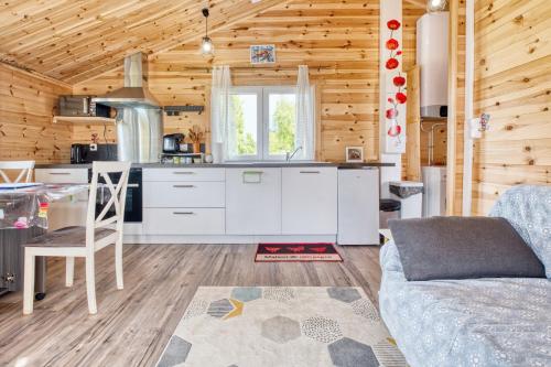 - une cuisine avec un canapé et une table dans une chambre dans l'établissement Chalet de campagne en Dordogne, à Thénac