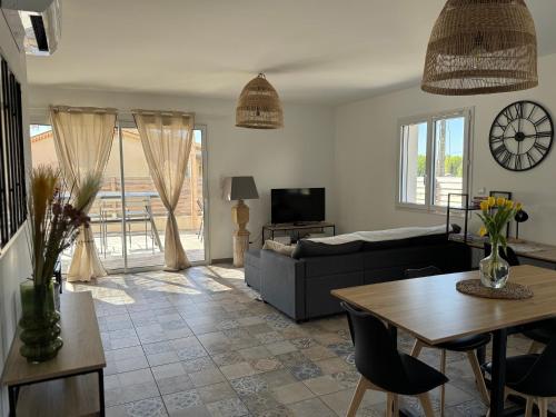 un salon avec un canapé et une table dans l'établissement la villa des genets, à Saint-Privat