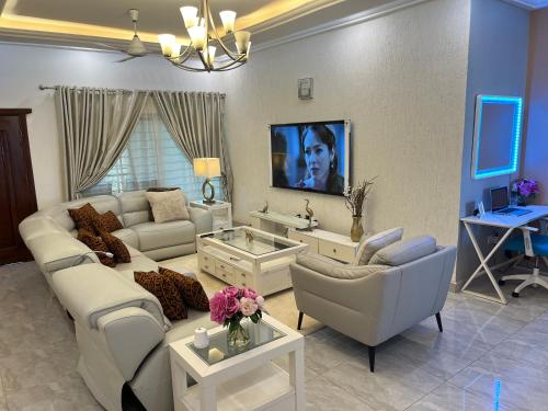 The African Palace- Free Airport Pick up - High Speed Starlink WiFi - Car Rental