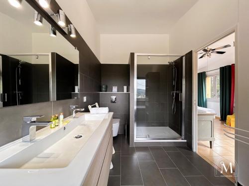 une salle de bain avec deux lavabos, une baignoire et une douche dans l'établissement Belle demeure dans les hauteurs d'Ollioules, à Ollioules