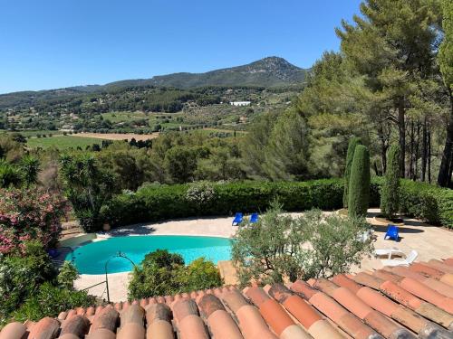- une vue sur la piscine depuis le toit dans l'établissement Belle demeure dans les hauteurs d'Ollioules, à Ollioules