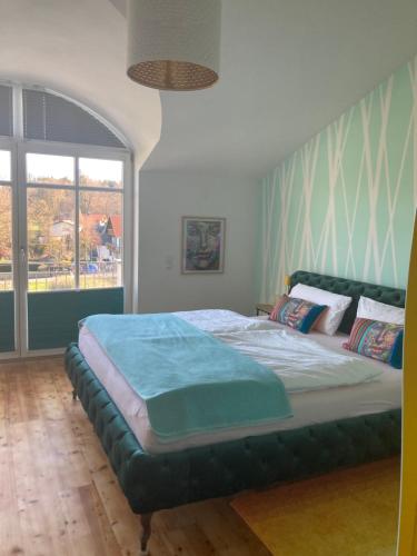 Postel nebo postele na pokoji v ubytování Villenzimmer mit eigenem Bad, Kunst und Aussicht