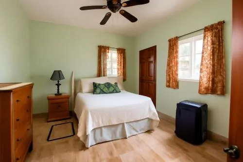 Stoney Gate Cottage -Cozy Green Bungalow with WiFi, AC and TV