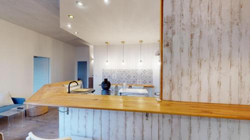 une cuisine avec un comptoir en bois dans une pièce dans l'établissement Trigauville - 5 chambres, au Havre