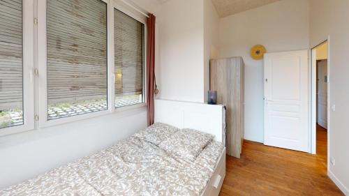 une chambre avec un lit et deux fenêtres dans l'établissement Trigauville - 5 chambres, au Havre
