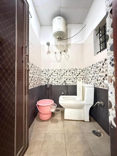 a bathroom with a toilet and a sink at SUPREME SUITs in Jāmb