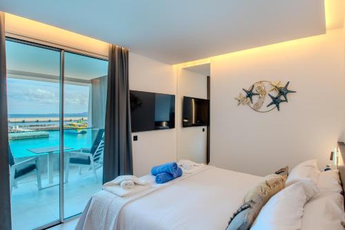 Postel nebo postele na pokoji v ubytování Sea Breeze Suites