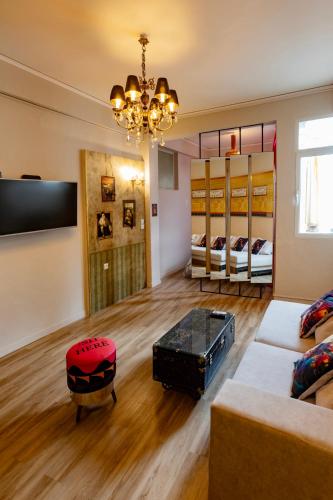 Athenian Urban Art Apartment - Live Athenian Life