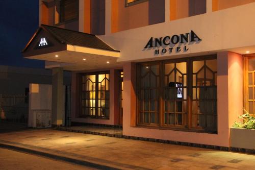 ein Gebäude mit dem Aacona Hotel an der Seite in der Unterkunft HOTEL ANCONA Rio Colorado RN in Río Colorado