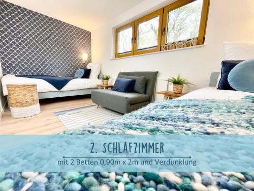 a bedroom with a bed and a couch at Höfthus 9 Holla die Boddenfee Meerblick Terrasse mit Hund die Natur genießen in Alt Reddevitz