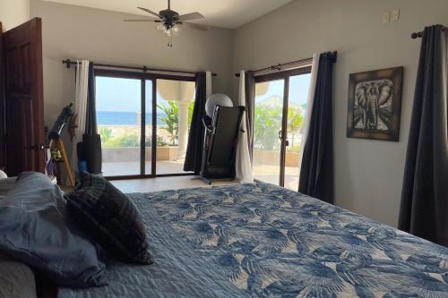 Postel nebo postele na pokoji v ubytování West End Ocean Front Condo& Pool