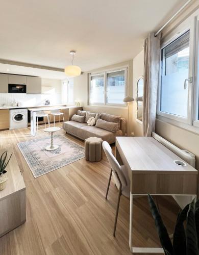 un salon avec un canapé et une table dans l'établissement T2 rénové, quartier Compans, à Toulouse