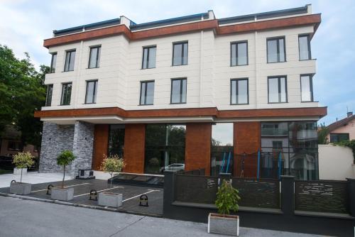 Un gran edificio blanco con ventanas a una calle. en Benvenuti MOON, en Belgrado