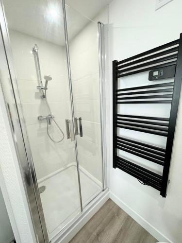 une salle de bain avec une douche avec une porte vitrée dans l'établissement 