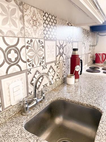 コンセプシオン・デル・ウルグアイにあるVH apartsのキッチン(シンク付きキッチンカウンター付)