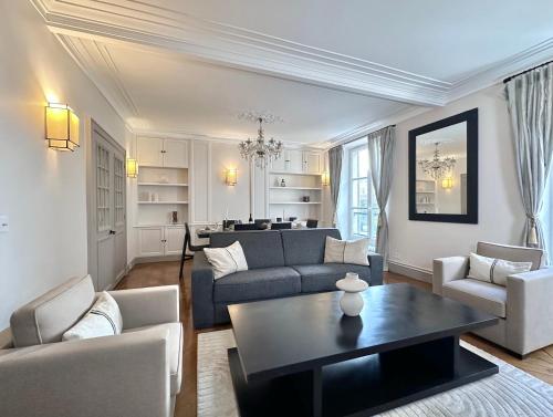 un salon avec un canapé et une table dans l'établissement Luxembourg Garden Premium Family flat, à Paris