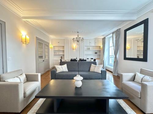 un salon avec un canapé et une table dans l'établissement Luxembourg Garden Premium Family flat, à Paris