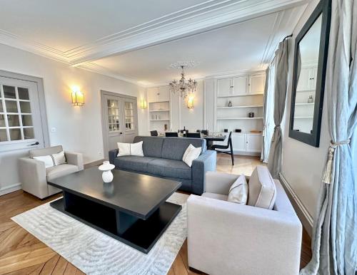 un salon avec un canapé et une table dans l'établissement Luxembourg Garden Premium Family flat, à Paris