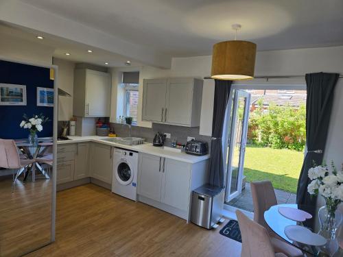 The Heart - Cosy 3 bedroom house with double driveway and Garden in Manchester photo 36