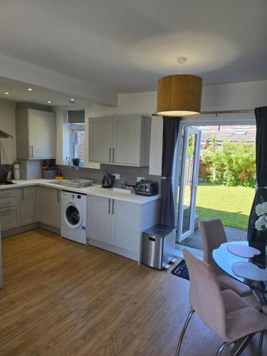 The Heart - Cosy 3 bedroom house with double driveway and Garden in Manchester photo 12