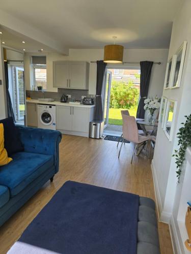 Η κουζίνα ή μικρή κουζίνα στο The Heart - Cosy 3 bedroom house with double driveway and Garden in Manchester
