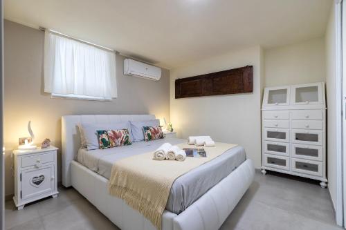 A bed or beds in a room at Rosa dei Venti 2