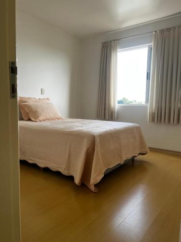 Ένα ή περισσότερα κρεβάτια σε δωμάτιο στο Sinta a paz desse lugar!