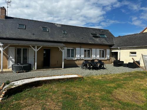 Cette grande maison dispose d'une terrasse et d'une cour. dans l'établissement Maison Georget, à Saint-Ouen-en-Belin