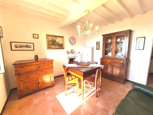 cocina con mesa de comedor y nevera en Casa Zito, en Campiglia Marittima