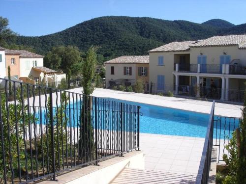 une grande piscine à côté d'une maison dans l'établissement Maison de village, à La Môle
