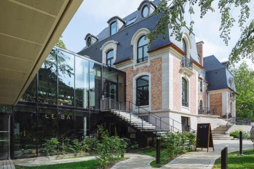 an external view of the keller building at Bienheureux Hôtel & Restaurant in Wasquehal
