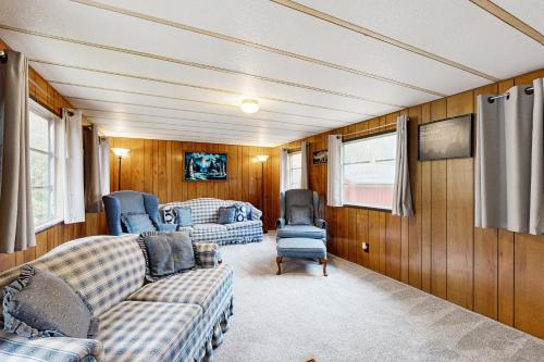 Χώρος καθιστικού στο Cozy Dennis Retreat