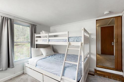 Ένα ή περισσότερα κρεβάτια σε δωμάτιο στο Cozy Dennis Retreat