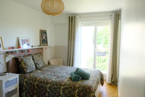 - une chambre dotée d'un lit avec un animal fourré vert dans l'établissement Cozy 2-room apartment between Paris & Versailles, à Viroflay