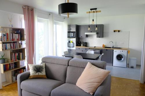 un salon avec un canapé et une cuisine dans l'établissement Cozy 2-room apartment between Paris & Versailles, à Viroflay