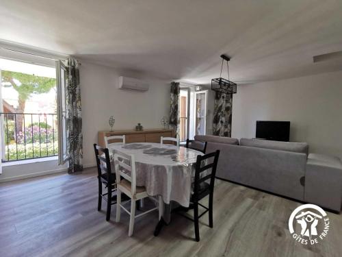 un salon avec une table et un canapé dans l'établissement Chez jordan, à Pomérols