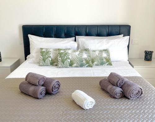 Ένα ή περισσότερα κρεβάτια σε δωμάτιο στο GEA SEAVIEW APARTMENT - Bright Top-Floor Gem in central Nettuno, Steps from the Station