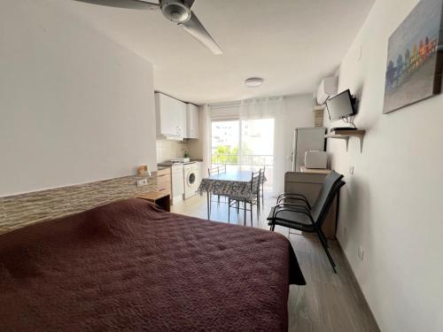 Estudio cerca de la playa con terraza AV-76