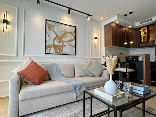 a living room with a couch and a table at Dynasty Estate, Appartements avec Terrasse et vue sur Twin Center in Maarif