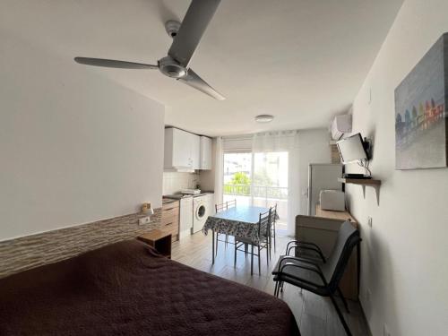 Estudio cerca de la playa con terraza AV-76