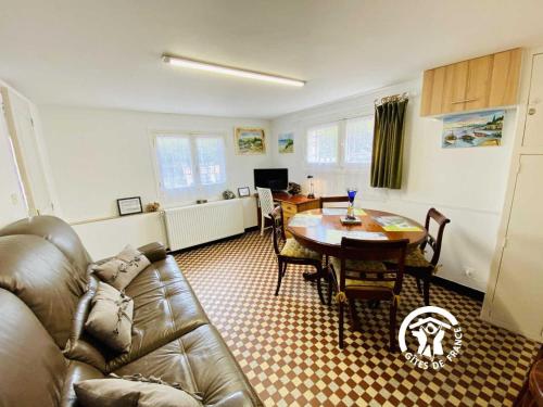 VillemoustaussouにあるAu bien-etreのソファとテーブルのあるリビングルーム