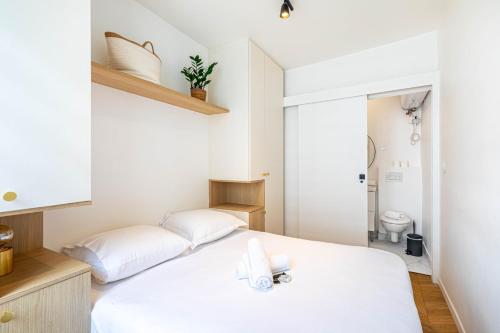 Cette petite chambre comprend 2 lits et une salle de bains. dans l'établissement GuestReady - Chic Parisian nest near the Metro, à Paris