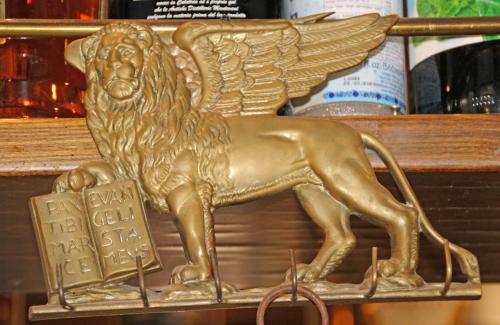 a gold dog statue sitting on top of a shelf at Albergo Ristorante Leon d'Oro in Noventa di Piave
